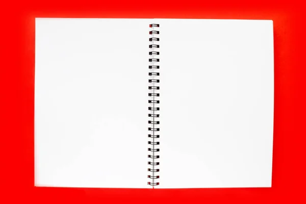 Λευκό σημειωματάριο με σπείρα. Κενό ανοικτό σημειωματάριο — Φωτογραφία Αρχείου