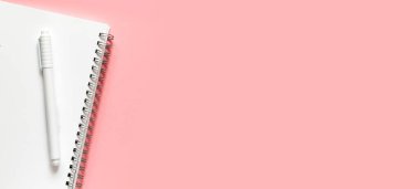 Okula dönelim. Beyaz bir deftere sarmalı beyaz bir kalem..