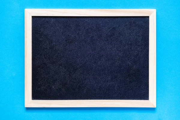 Açık mavi arka planda okul siyah kara tahtası. — Stok fotoğraf