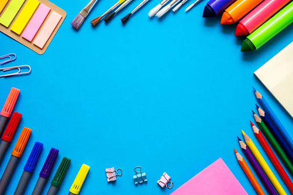 Marco de los útiles de oficina de la escuela. Lápices de colores, pinceles, pegatinas. — Foto de Stock