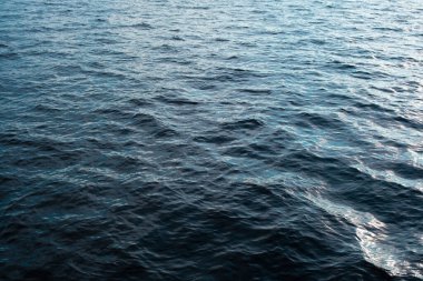 Dalgalanma, bir sürü küçük dalga. Göl yüzeyinde çok dalga var..