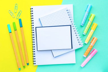 Bir spiral çakışma üzerine dizüstü bilgisayarların etrafındaki işaretler ve işaretler.