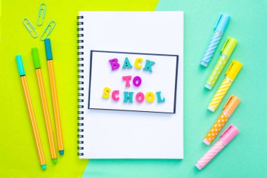 Okula çok renkli harflerden yapılmış bir yazı..