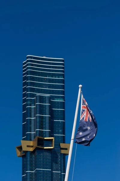 MELBOURNE, AUSTRALYA - 9 Şubat 2021: Avustralya 108 kulesi Avustralya bayrağının yanında.