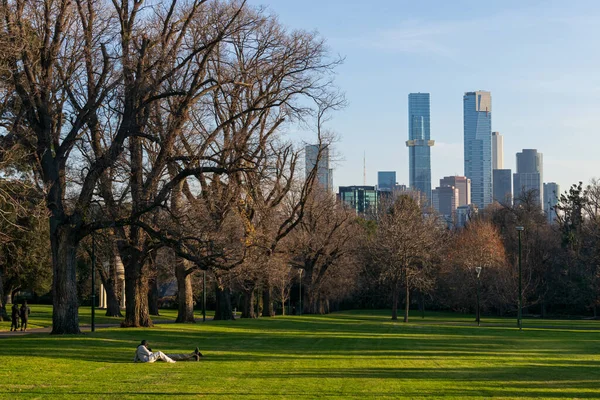 Fitzroy Bahçeleri 'nden Melbourne manzarası