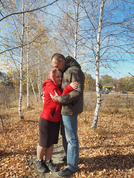 Pareja Joven Está Caminando Parque Otoño Disfrutando Privacidad Buen Tiempo — Foto de Stock