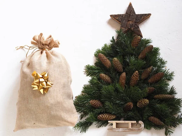 Karácsonyi Üdvözlőlap Karácsonyfa Fenyő Ágak Egy Csillag Egy Zsák Ajándék — Stock Fotó