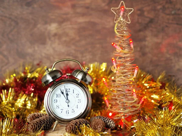 Weihnachten Oder Neujahr Hölzernen Gruß Hintergrund Mit Lametta Kugeln Uhren — Stockfoto