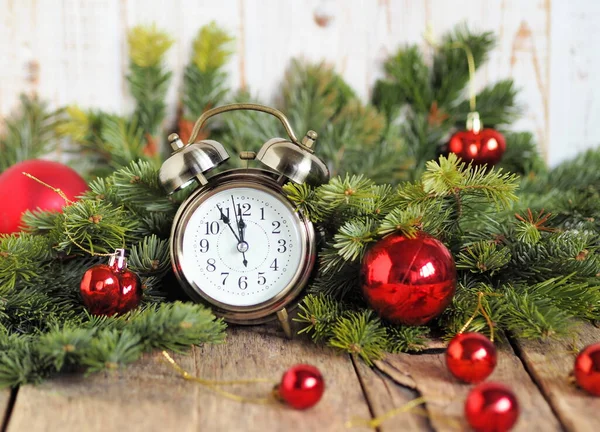 Χριστουγεννιάτικο Ρολόι Την Παραμονή Των Χριστουγέννων Παλιό Ξυπνητήρι Που Περιβάλλεται — Φωτογραφία Αρχείου
