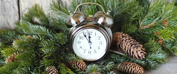 Χριστουγεννιάτικο Ρολόι Την Παραμονή Των Χριστουγέννων Παλιό Ξυπνητήρι Που Περιβάλλεται — Φωτογραφία Αρχείου