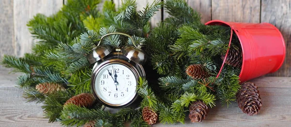 Christmas Clock Christmas Eve Old Alarm Clock Surrounded Fir Branches — Stock Photo, Image