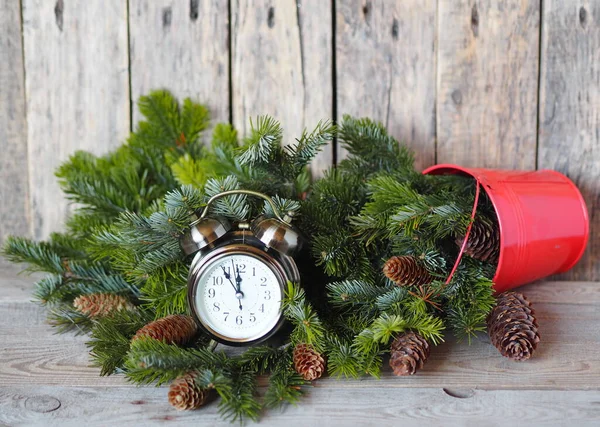 Χριστουγεννιάτικο Ρολόι Την Παραμονή Των Χριστουγέννων Ένα Παλιό Ξυπνητήρι Που — Φωτογραφία Αρχείου