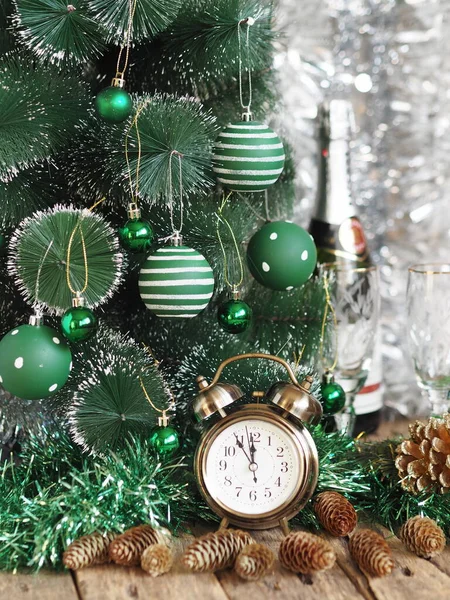 Grußkarte Weihnachten Und Neujahr Retro Wecker Und Eine Flasche Champagner — Stockfoto