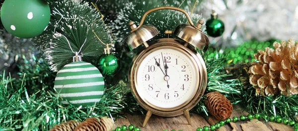 Retro Alarm Clock Eve Christmas Decorative Tree Dressed Green Style — Stock Photo, Image