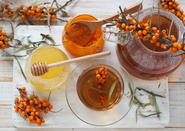 Medicinsk Växtbaserade Bakgrund Med Medicinska Havtorn Och Friska Naturliga Örtte — Stockfoto