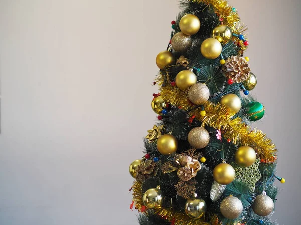 Versierde Kerstboom Een Grijze Achtergrond Wenskaart Plaats Voor Tekst — Stockfoto