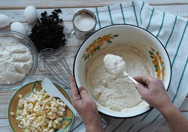 Mesa Cocina Con Ingredientes Para Hacer Pastel Sémola Manos Una — Foto de Stock