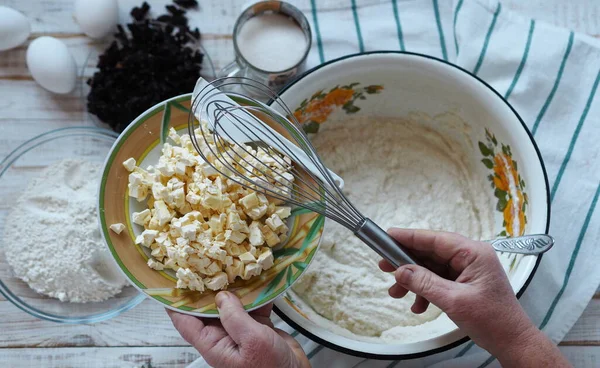 Mesa Cocina Con Ingredientes Para Hacer Pastel Sémola Manos Una — Foto de Stock