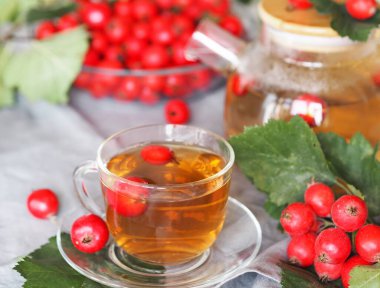 Dikenli bitki çayının faydaları. Beyaz tepside böğürtlenli kupa. Hawthorn 'un gelecek için hasat mevsimi. Alternatif tıp.