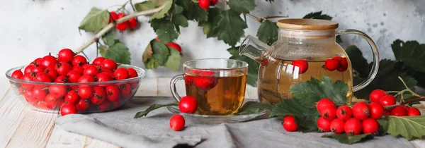 Una tazza di tè di biancospino caldo a base di bacche appena raccolte, medicina a base di erbe per la salute del cuore su sfondo di legno rustico — Foto Stock