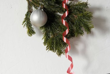 Beyaz zemin üzerinde ladin dalları ve karamel lolipoplar arkaplan ve metin için boş bir arkaplan olarak. İskambil için arka planı ve metin için bir yer ile tebrik.