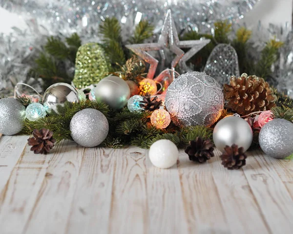 Nature morte avec branches de sapin avec boules de Noël, étoile et tinsel sur une table en bois blanc. Fond gris élégant.Place pour le texte. Fond de Noël créatif. — Photo