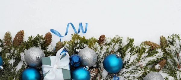 Auf Den Schneebedeckten Fichtenzweigen Vor Dem Hintergrund Einer Schneedecke Liegen — Stockfoto