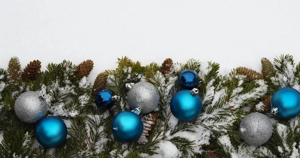 Des Branches Épinette Avec Des Cônes Des Boules Décoratives Nouvel — Photo