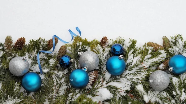 Κλαδιά Ελάτης Κώνους Και Διακοσμητικές Μπάλες Της Πρωτοχρονιάς Απλώνονται Στο — Φωτογραφία Αρχείου