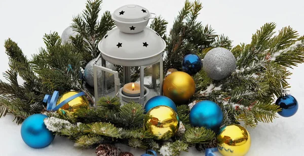 Lanterne Noël Avec Bougie Extérieur Dans Neige Sur Des Branches — Photo