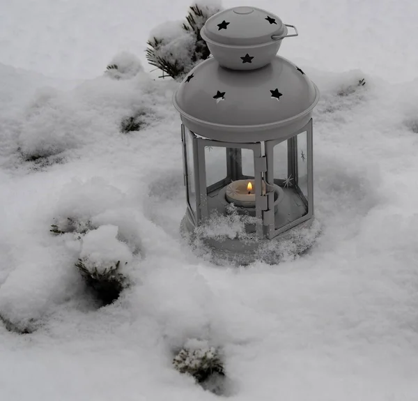 Διακοσμητικό Χειροποίητο Φανάρι Κερί Εξωτερικό Χώρο Στο Χιόνι Κλαδιά Έλατου — Φωτογραφία Αρχείου