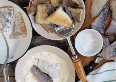 Mutfak masasının arka planında kızarmış balık turnabalığı. Ev yemeği. Gıda arkaplanı.