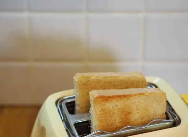 Sağlıklı Moda Kahvaltı Yemekleri Mutfak Arka Planında Tost Makinesinde Tost — Stok fotoğraf