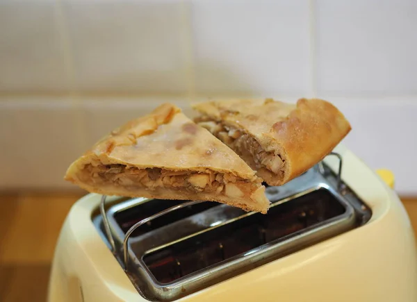 一些馅饼在烤面包机上热起来当早餐 家庭烹饪 健康的天然食品 — 图库照片