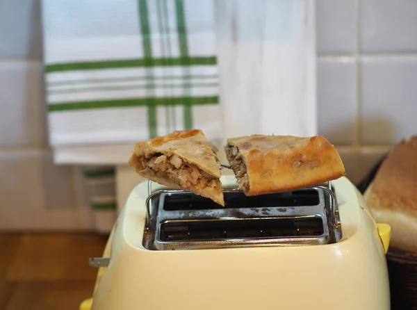 Los Trozos Pastel Calientan Una Tostadora Para Desayuno Cocina Casera —  Fotos de Stock