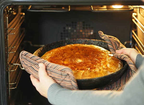 Las Manos Una Anciana Están Sacando Pastel Del Horno Cocina — Foto de Stock