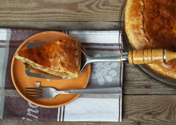 Pièce Découpée Une Grande Tarte Ronde Avec Garniture Sur Une — Photo