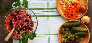 Pancar salatası. Pancar salatası. Vinaigrette. Vejetaryen yemeği. Geleneksel Ukrayna mutfağı. Üst görünüm.