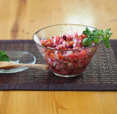 Salata, haşlanmış pancar ve sebze salatası, ahşap bir doğal masa üzerinde. Diyet, vegan doğal sağlıklı yiyecekler. Yan görünüm.