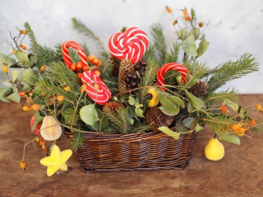 Yeni yıl mesajlaşması için arka planda yer alıyor. Yılbaşı ışıkları olan ladin dalları eski bir ahşap masanın üzerine serilmiştir..