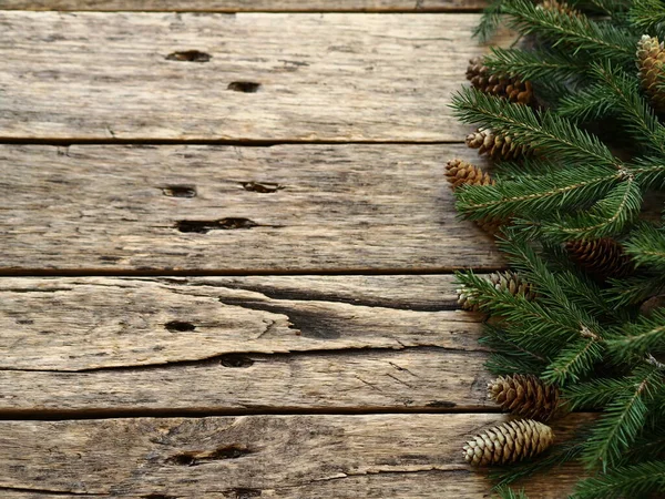 クリスマスモミの枝 トウヒ 木製のヴィンテージテーブルの上に松のコーンの祭りの背景 クリスマスと新年のテーマ フラットレイアウト トップビュー — ストック写真