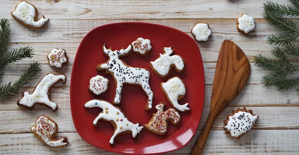 Biscoitos Natal Caseiros Forma Animais Expõem Uma Chapa Vermelha Contexto — Fotografia de Stock