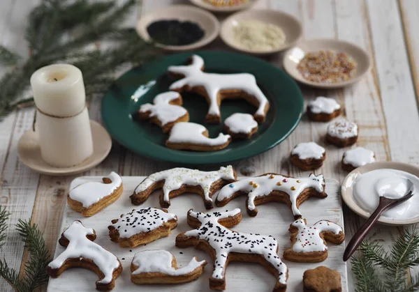 Domácí Vánoční Sušenky Tvaru Zvířátek Jsou Rozloženy Dřevěném Podkladu Jedlovými — Stock fotografie