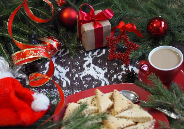 Tasse de café chaud avec biscuits sablés faits maison et décor de Noël rouge sur un fond tricoté avec cerf.. — Photo