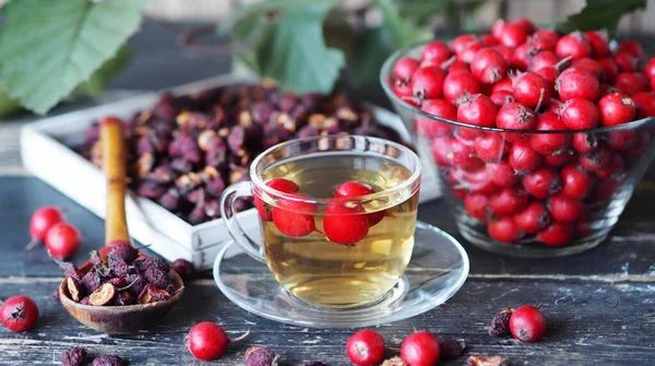 乾燥した果実と木の背景にお茶と新鮮なサンザシの明るい果実 — ストック写真