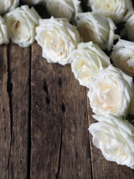 Rosas Blancas Organizan Ángulo Sobre Fondo Madera Natural Saludo Vacaciones —  Fotos de Stock