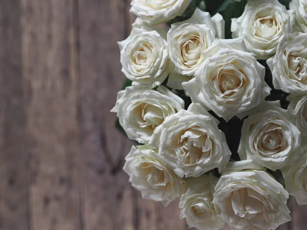 Rosas Brancas Dispostas Meio Fundo Antigo Madeira Vista Cima Cartão — Fotografia de Stock