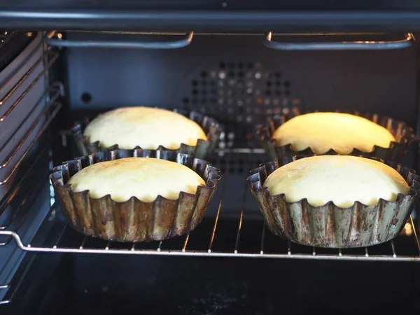 Pastel Hecho Casa Los Panecillos Hornean Sartenes Horno Cocina — Foto de Stock