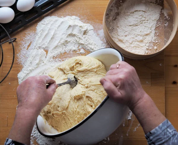 Procesul de frământare a aluatului pentru coacerea chifle de casă.Femeia este mâinile rostogoliți aluatul. O femeie este hobby.Food background . — Fotografie, imagine de stoc