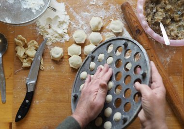 Ravioli ya da mantı mantı kullanarak ev yapımı hamur tatlısı ya da dilimlenmiş hamur köftesi yapmak için adım adım. Kadınların elleri açılır Hazır hamur tatlısı.